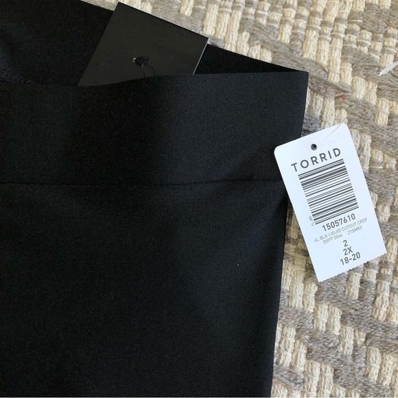 Torrid liquid black crop legging cutout side detail size 2 - Picture 3 of 11